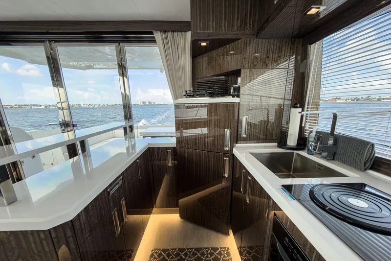 Slide: The Image of Galeon 550 Fly 2022 - 16