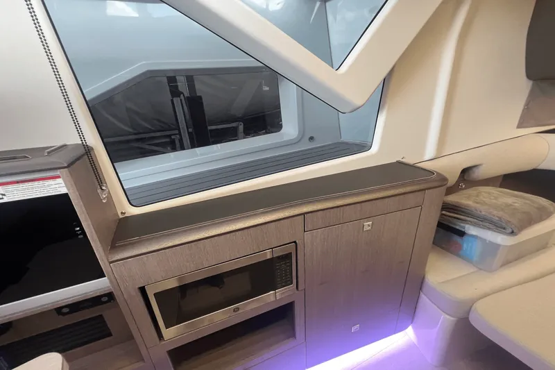 Slide: The Image of Galeon 375 GTO 2024 - 9