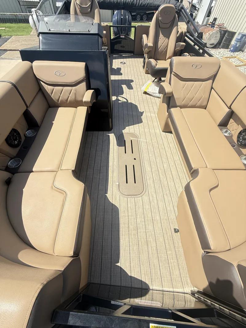Slide: The Image of Veranda VX22RC Premium Pontoon/Tritoon 2026 - 31
