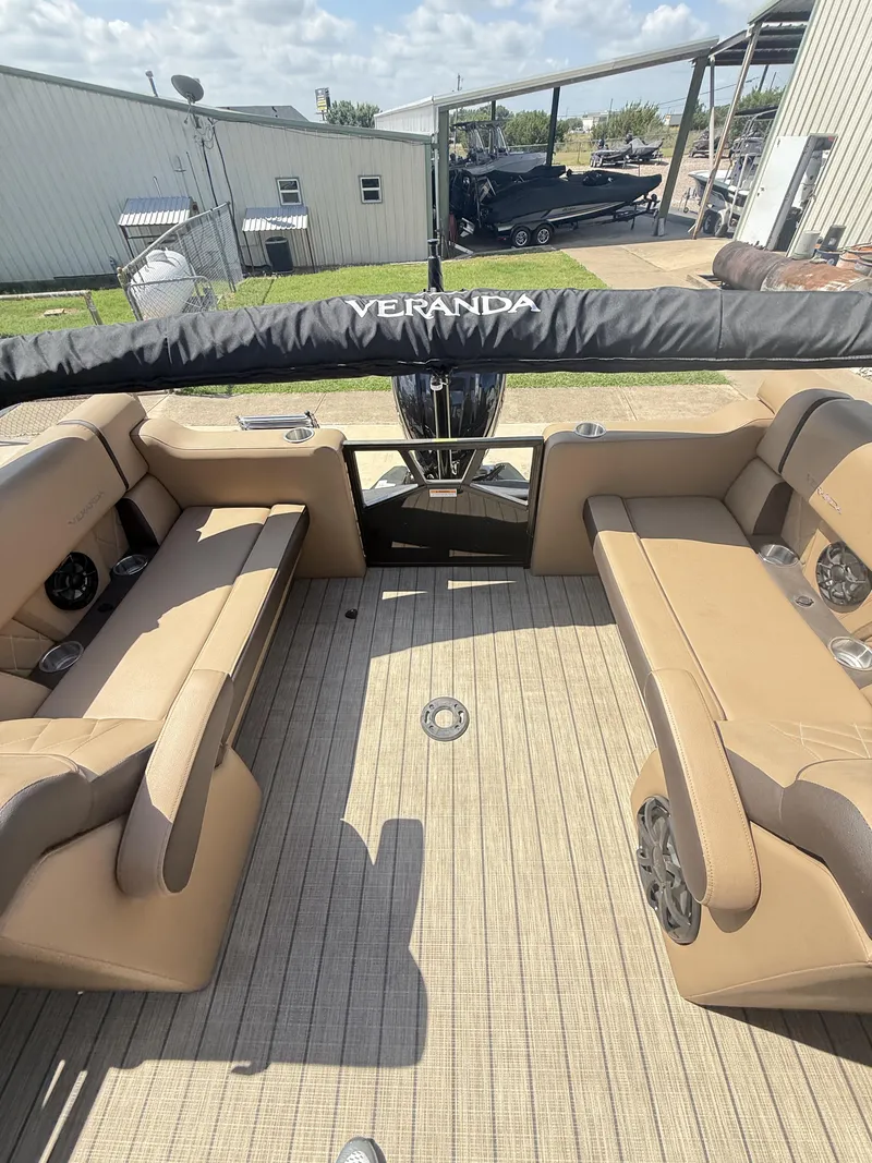 Slide: The Image of Veranda VX22RC Premium Pontoon/Tritoon 2026 - 38