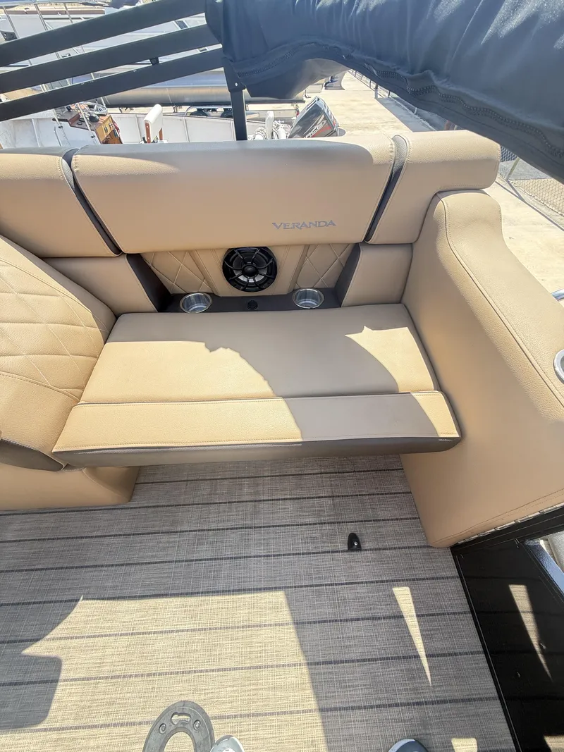 Slide: The Image of Veranda VX22RC Premium Pontoon/Tritoon 2026 - 41