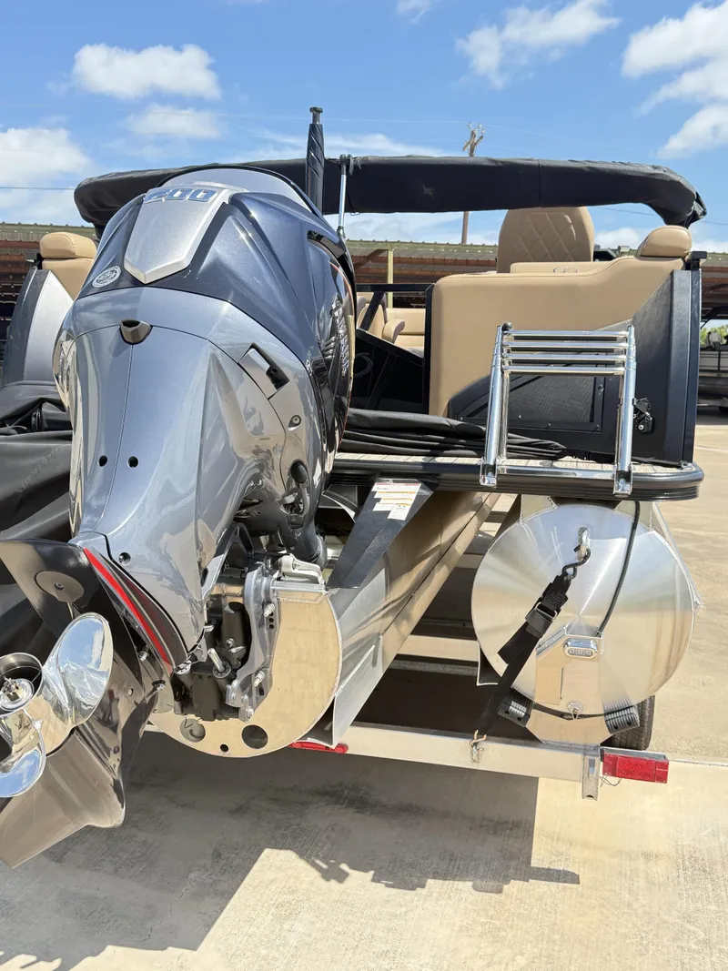 Slide: The Image of Veranda VX22RC Premium Pontoon/Tritoon 2026 - 62