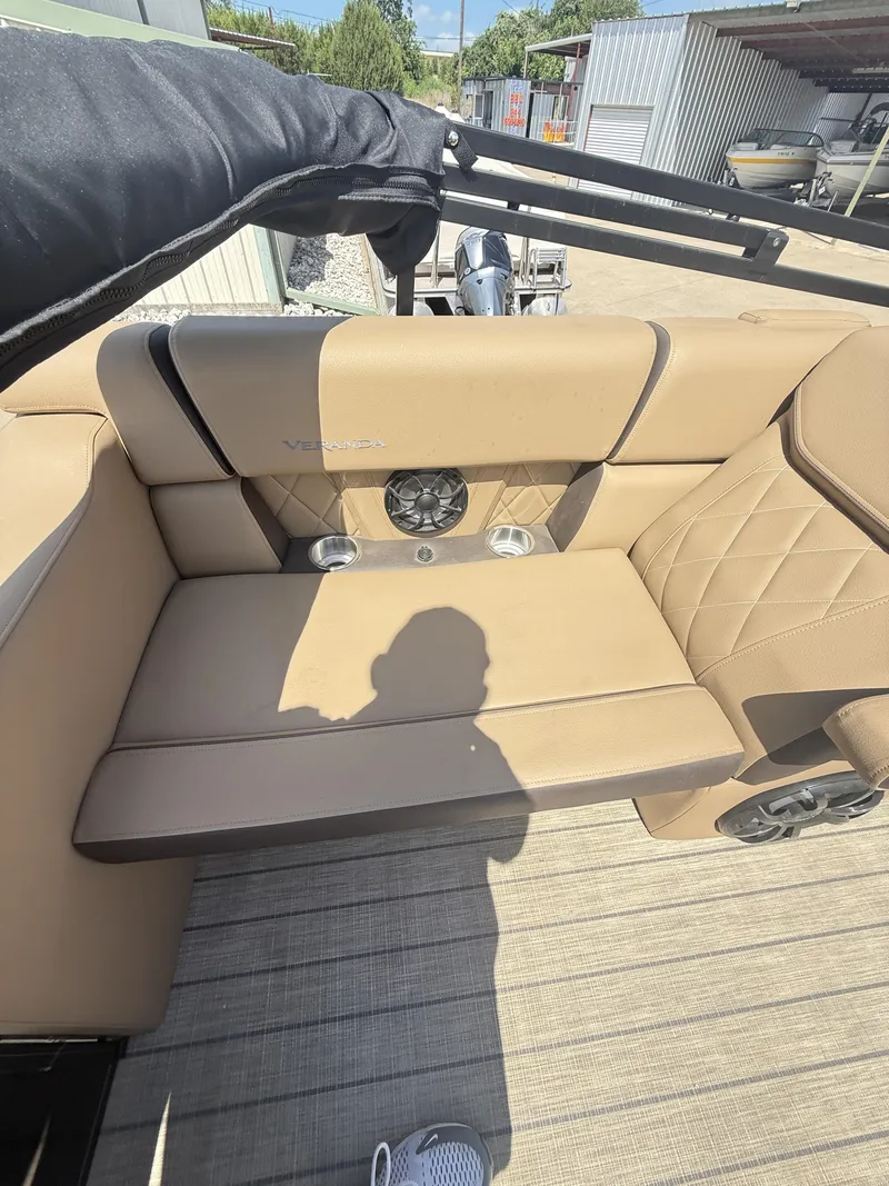 Slide: The Image of Veranda VX22RC Premium Pontoon/Tritoon 2026 - 42