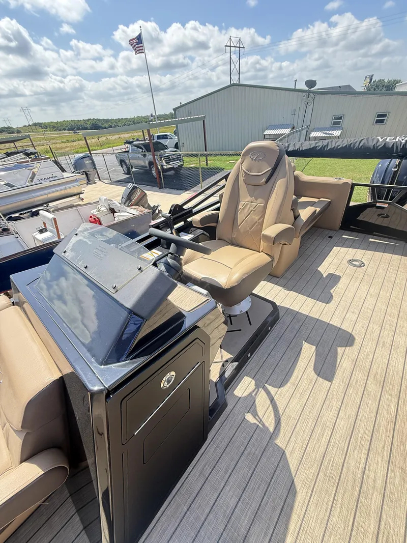 Slide: The Image of Veranda VX22RC Premium Pontoon/Tritoon 2026 - 36