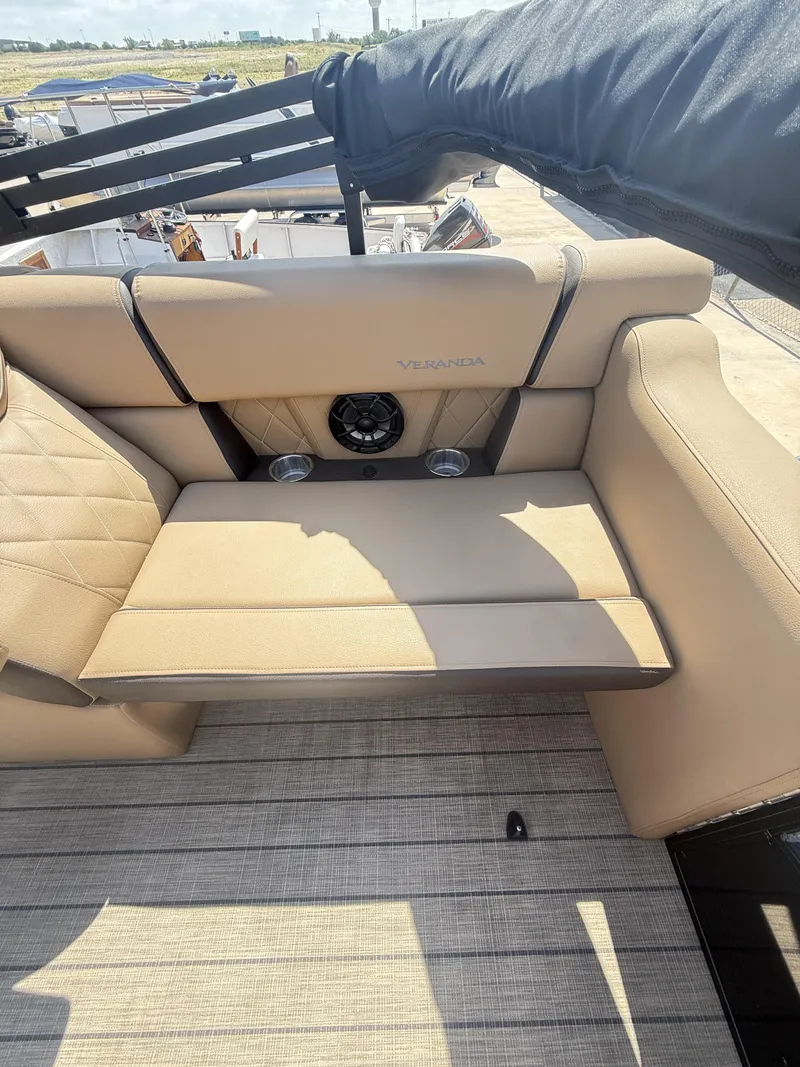 Slide: The Image of Veranda VX22RC Premium Pontoon/Tritoon 2026 - 40