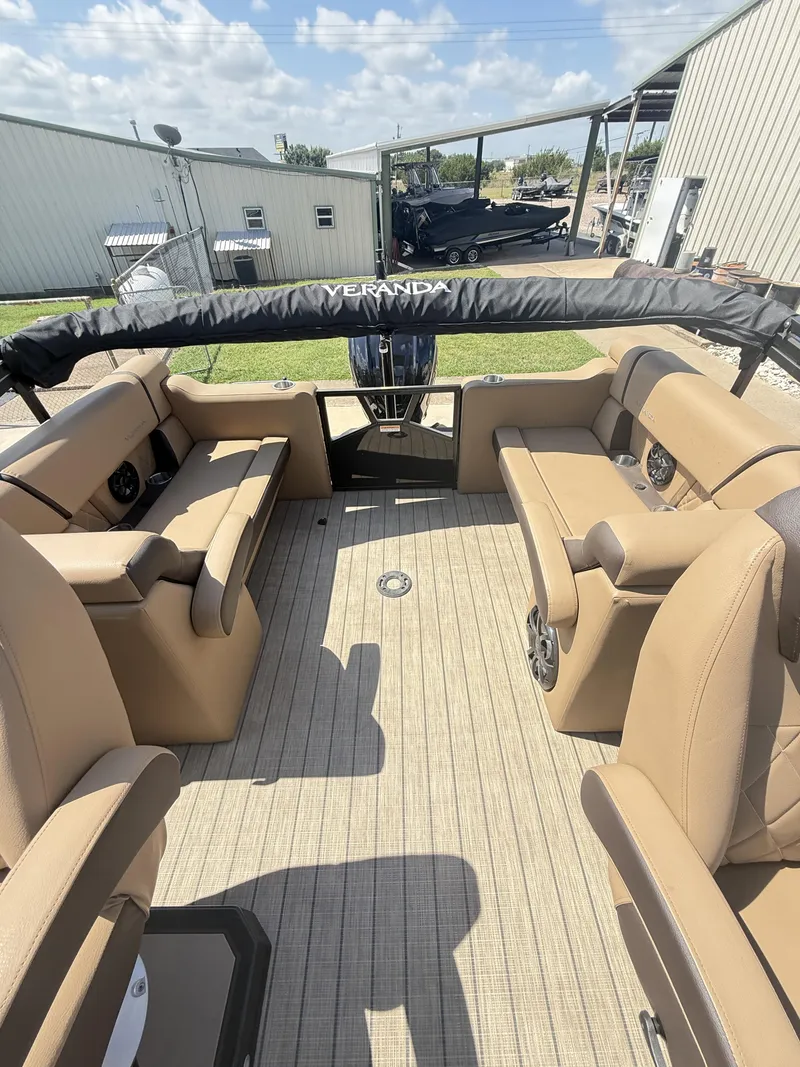 Slide: The Image of Veranda VX22RC Premium Pontoon/Tritoon 2026 - 37