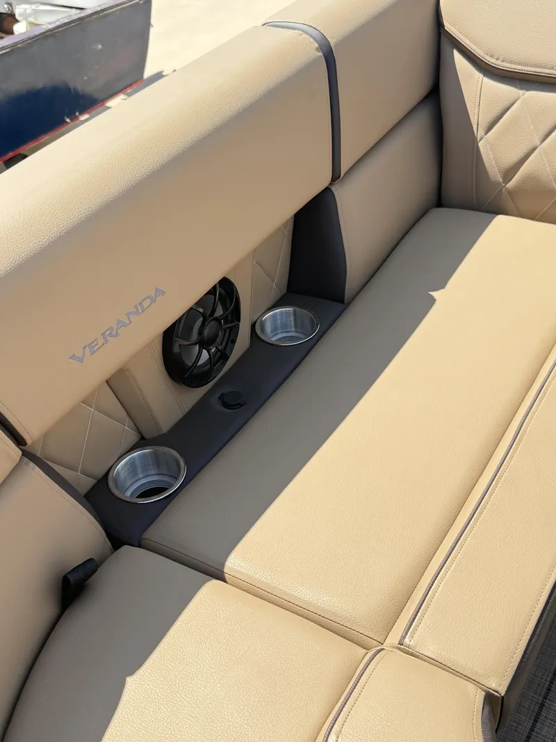 Slide: The Image of Veranda VX22RC Premium Pontoon/Tritoon 2026 - 33