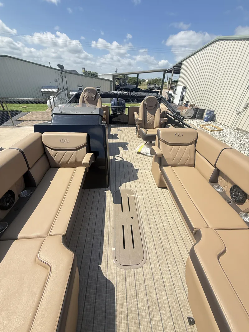 Slide: The Image of Veranda VX22RC Premium Pontoon/Tritoon 2026 - 32