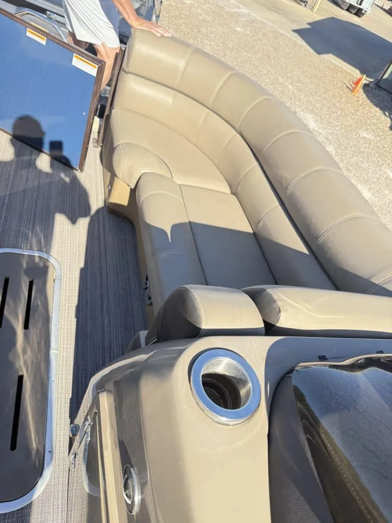 Slide: The Image of Veranda VP25RC Pontoon Pontoon/Tritoon Tritoon XL Package Bitoon Luxury Tritoon OUTBOARD MOTOR 2020 - 6