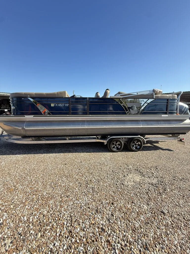 Slide: The Image of Veranda VP25RC Pontoon Pontoon/Tritoon Tritoon XL Package Bitoon Luxury Tritoon OUTBOARD MOTOR 2020 - 8