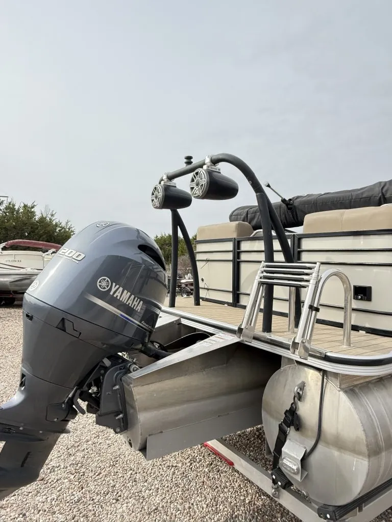 Slide: The Image of Veranda VTX22RC Pontoon 2021 - 4