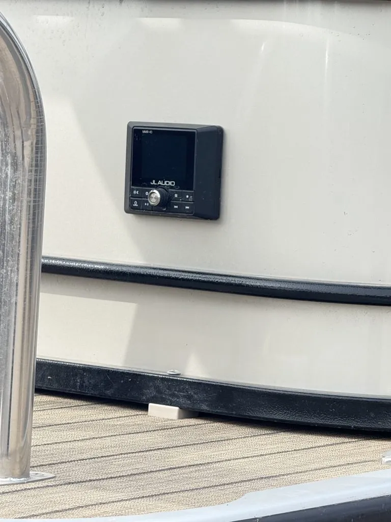 Slide: The Image of Veranda VTX22RC Pontoon 2021 - 2