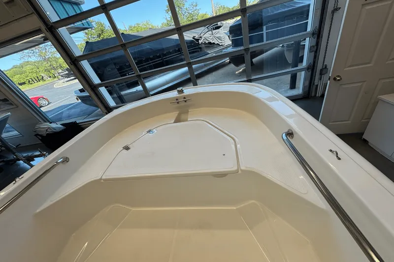 Slide: The Image of Boston Whaler 130 Super Sport 2026 - 12