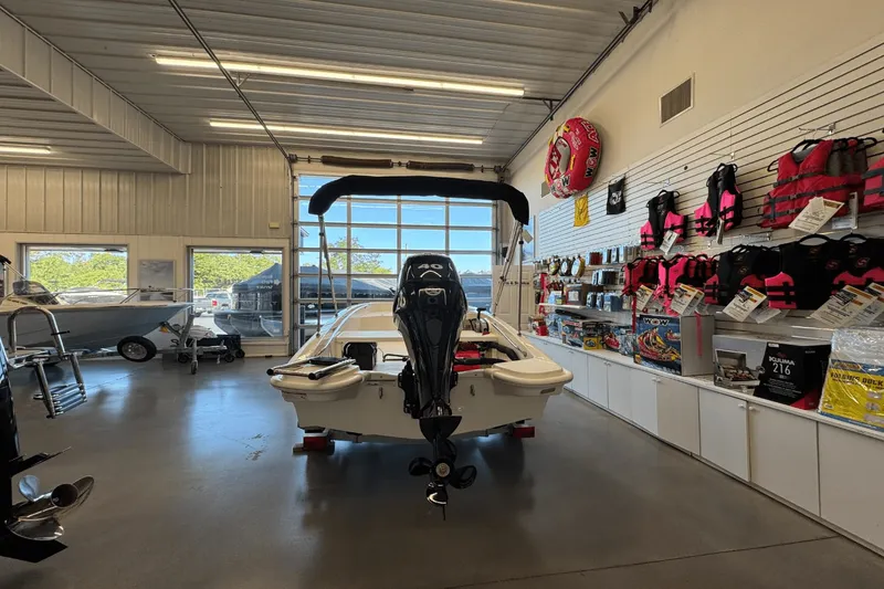 Slide: The Image of Boston Whaler 130 Super Sport 2026 - 3