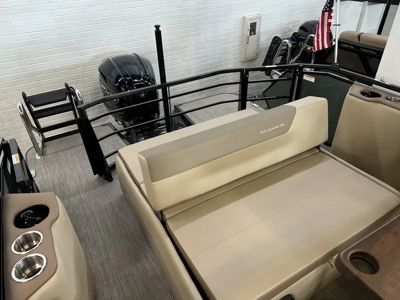 Slide: The Image of Veranda VR235VLI Tritoon 2026 - 5