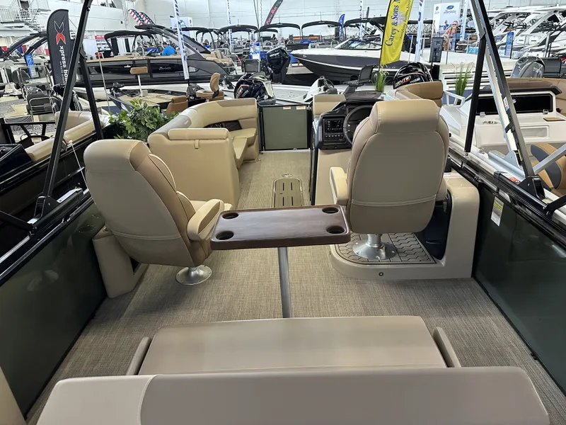Slide: The Image of Veranda VR235VLI Tritoon 2026 - 6
