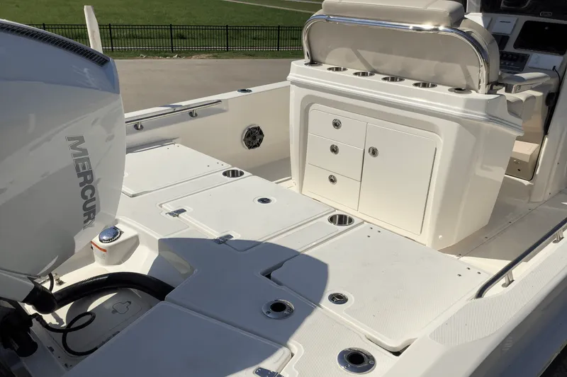 Slide: The Image of Boston Whaler 250 Dauntless 2026 - 10