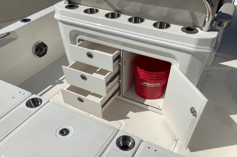 Slide: The Image of Boston Whaler 250 Dauntless 2026 - 14