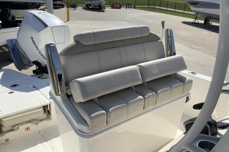 Slide: The Image of Boston Whaler 250 Dauntless 2026 - 16