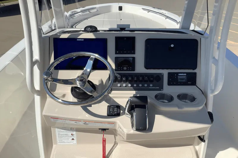 Slide: The Image of Boston Whaler 250 Dauntless 2026 - 17