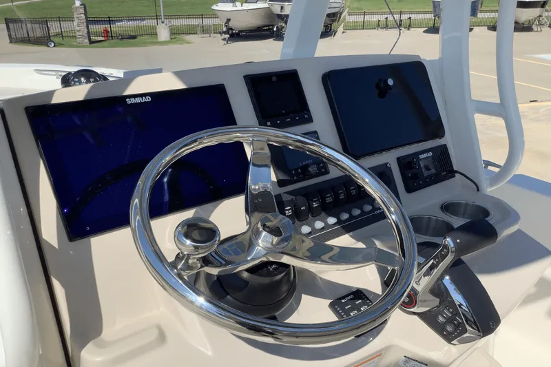 Slide: The Image of Boston Whaler 250 Dauntless 2026 - 18