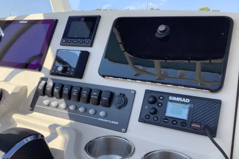 Slide: The Image of Boston Whaler 250 Dauntless 2026 - 19