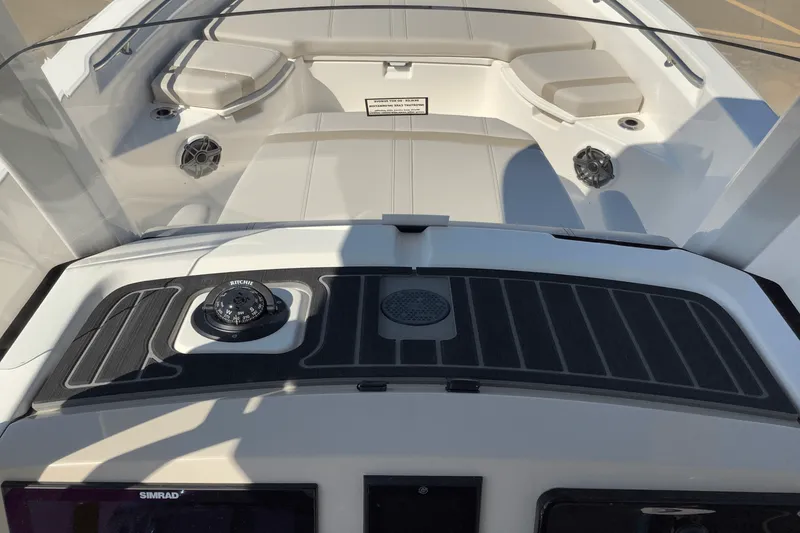 Slide: The Image of Boston Whaler 250 Dauntless 2026 - 20