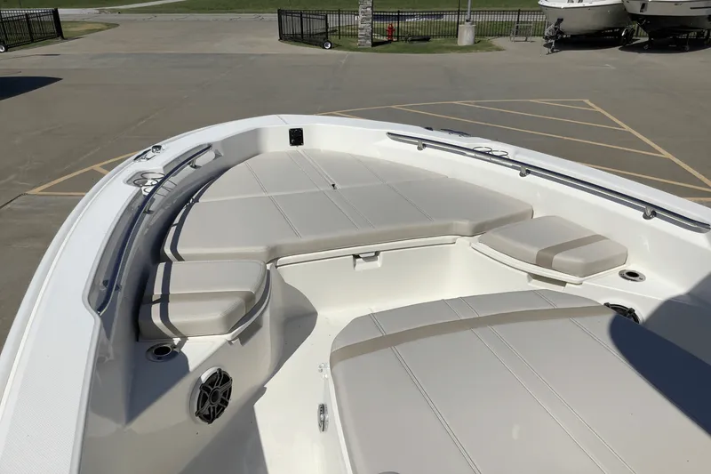 Slide: The Image of Boston Whaler 250 Dauntless 2026 - 26