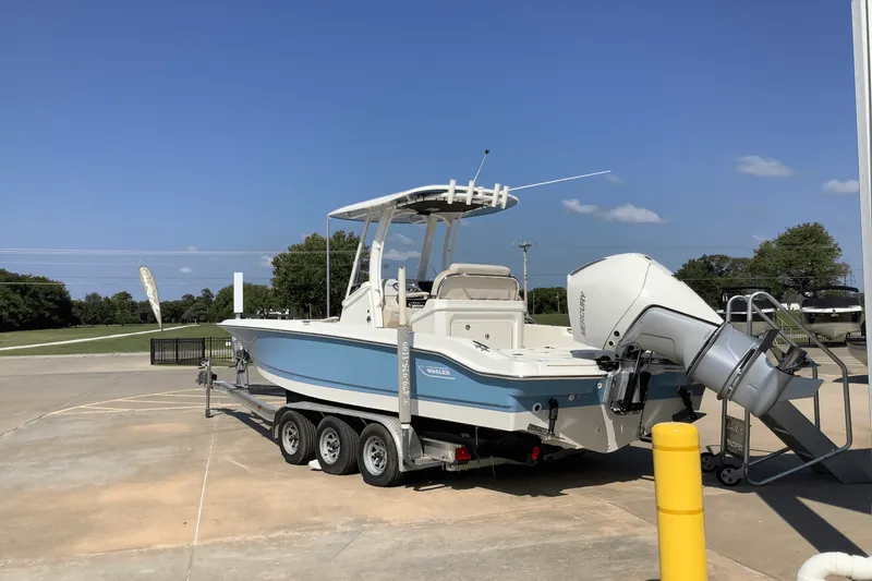 Slide: The Image of Boston Whaler 250 Dauntless 2026 - 3