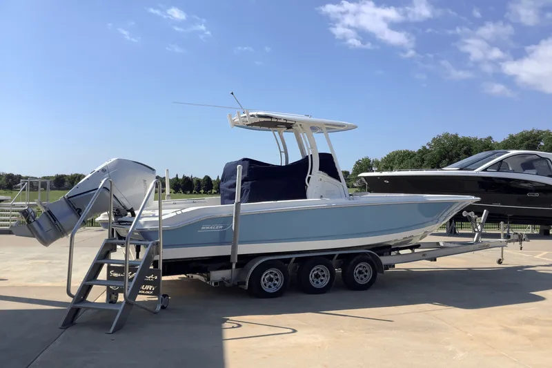 Slide: The Image of Boston Whaler 250 Dauntless 2026 - 5