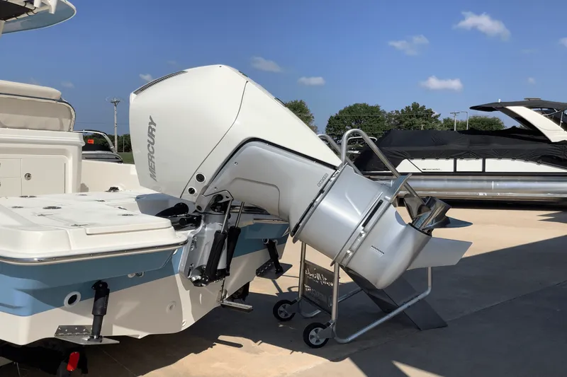 Slide: The Image of Boston Whaler 250 Dauntless 2026 - 6