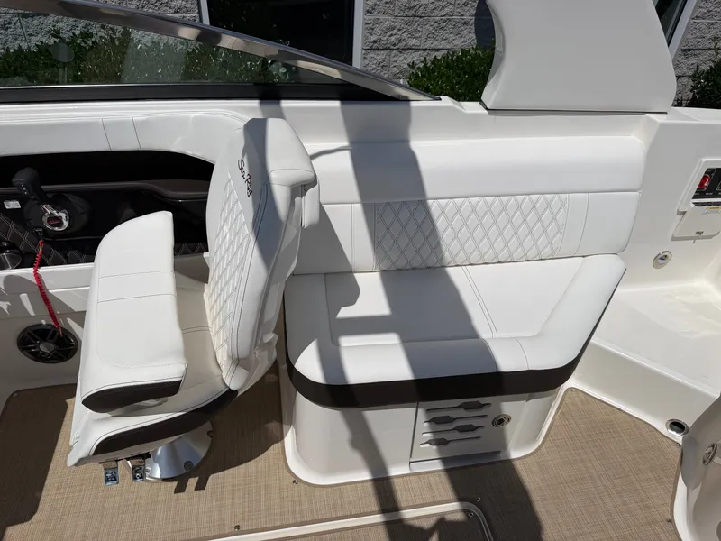 Slide: The Image of Sea Ray SLX 250 2022 - 8