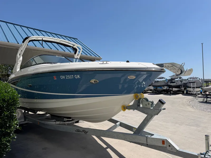 Slide: The Image of Sea Ray SLX 250 2022 - 1