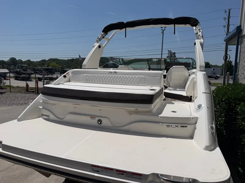 Slide: The Image of Sea Ray SLX 250 2022 - 6
