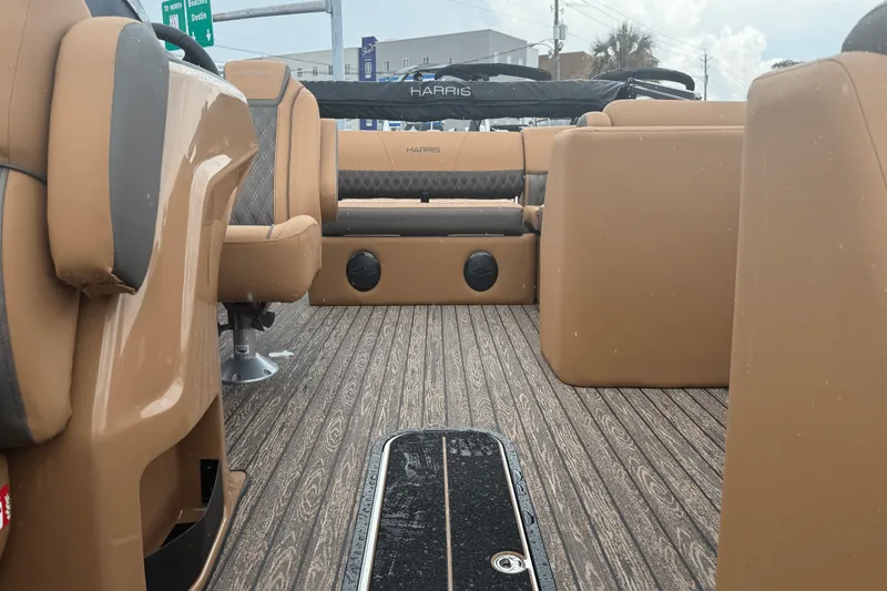 Slide: The Image of Harris Cruiser 230 2026 - 22