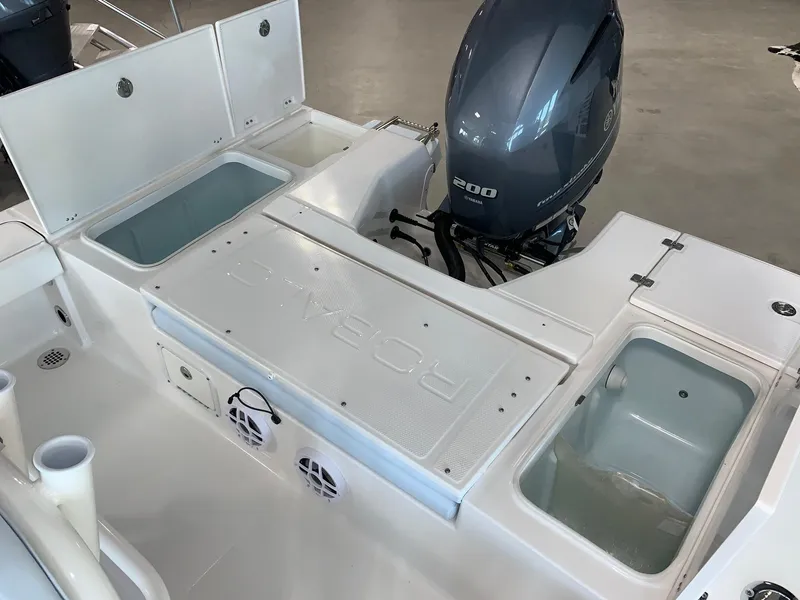 Slide: The Image of 2024 Robalo 226 Cayman boat stern with Yamaha 200 outboard motor. - 18