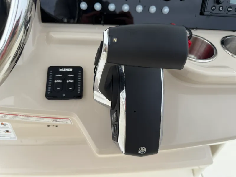 Slide: The Image of Boston Whaler 250 Dauntless 2026 - 10