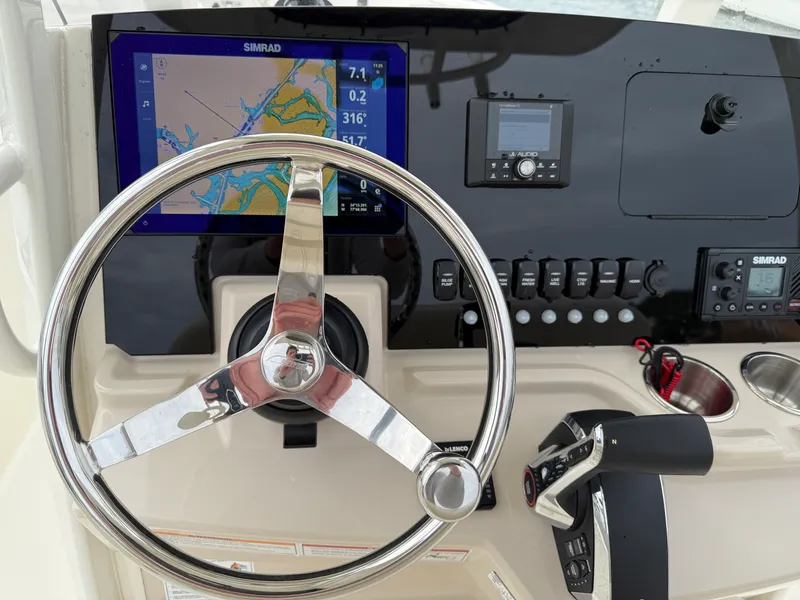 Slide: The Image of Boston Whaler 250 Dauntless 2026 - 9