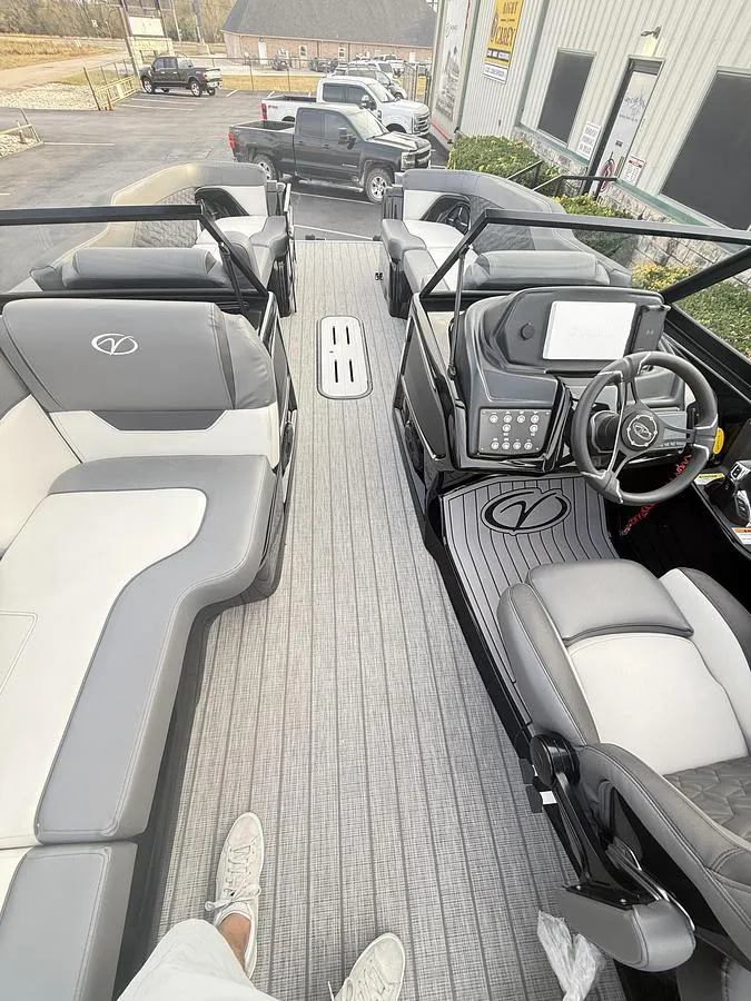 Slide: The Image of Veranda V One Tritoon 2022 - 8