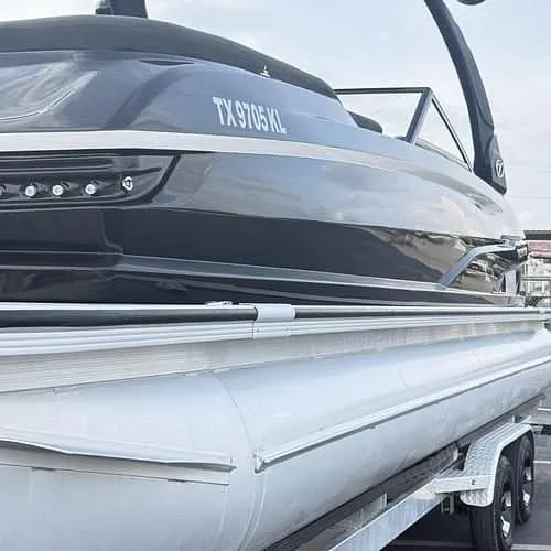 Slide: The Image of Veranda V One Tritoon 2022 - 29