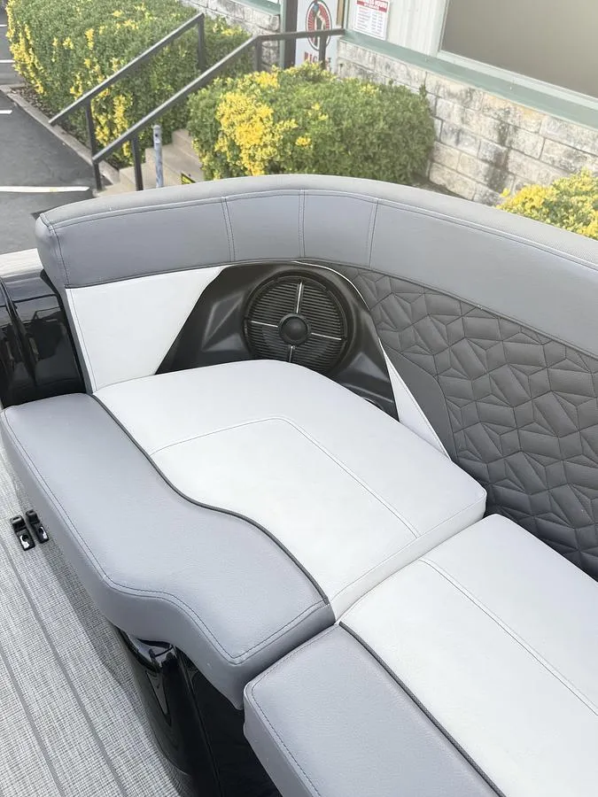 Slide: The Image of Veranda V One Tritoon 2022 - 4