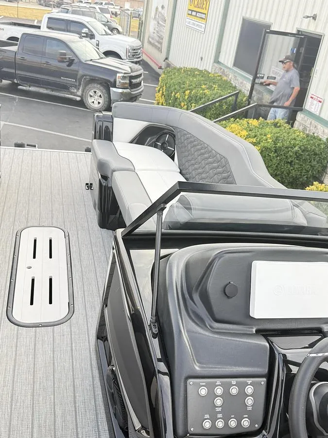 Slide: The Image of Veranda V One Tritoon 2022 - 3