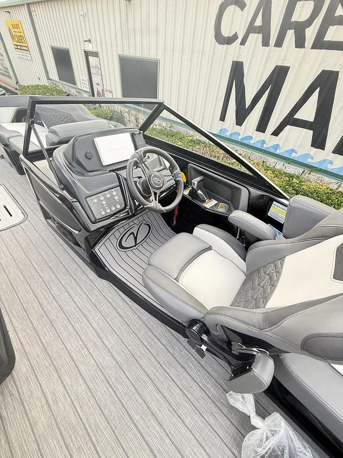 Slide: The Image of Veranda V One Tritoon 2022 - 5