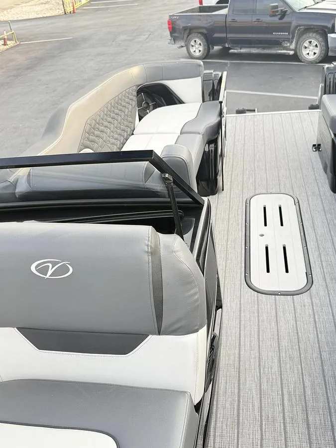 Slide: The Image of Veranda V One Tritoon 2022 - 9