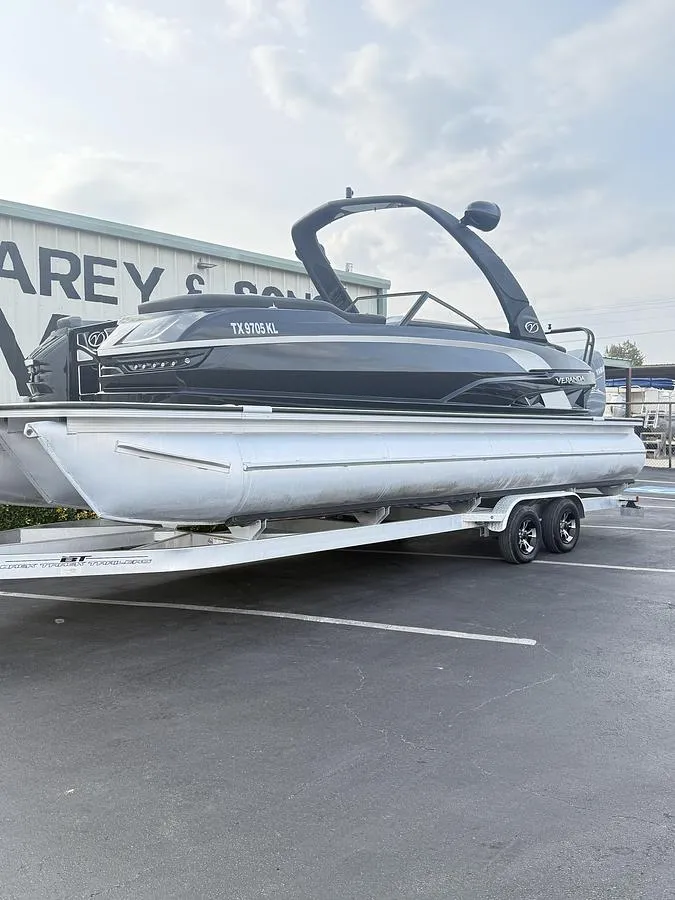 Slide: The Image of Veranda V One Tritoon 2022 - 6