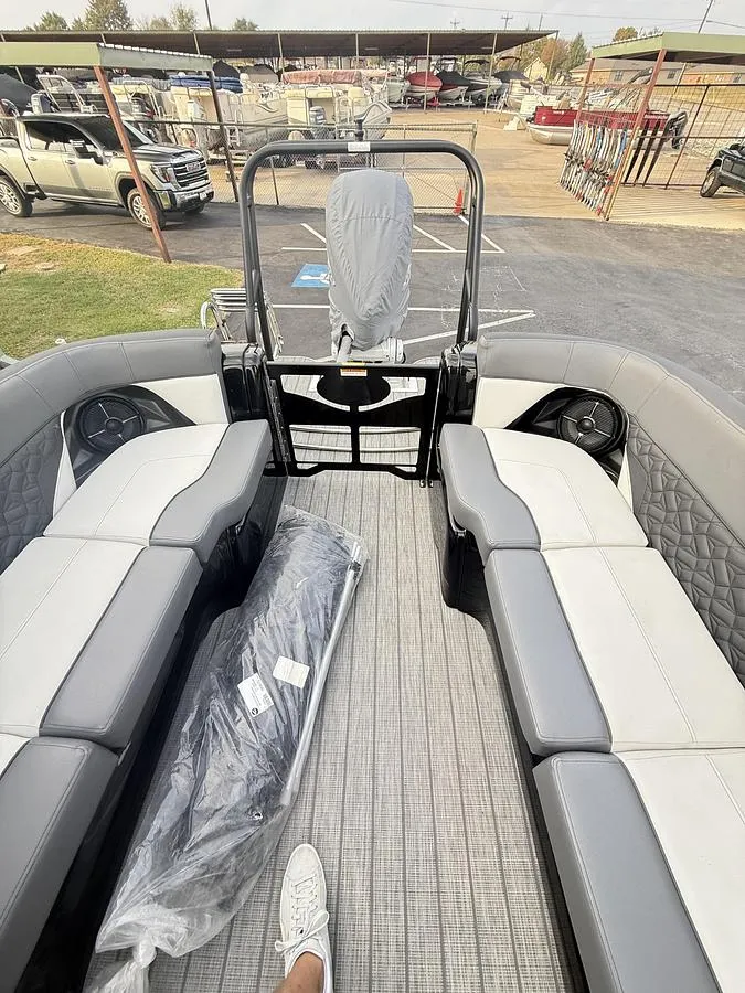Slide: The Image of Veranda V One Tritoon 2022 - 10