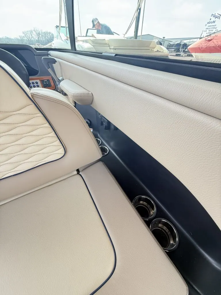 Slide: The Image of Chris-Craft SPORTSTER 25 MR 2026 - 19
