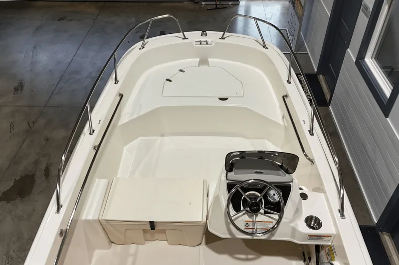 Slide: The Image of Boston Whaler 160 Super Sport 2026 - 12