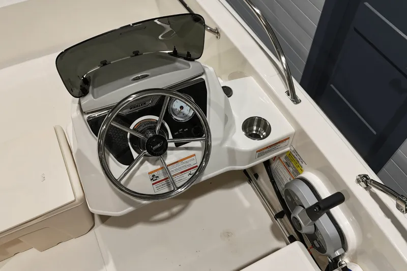 Slide: The Image of Boston Whaler 160 Super Sport 2026 - 13