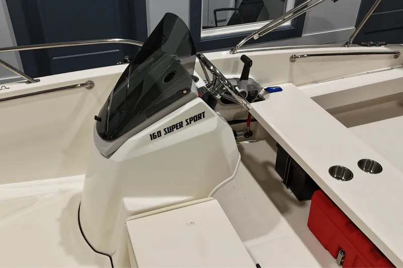 Slide: The Image of Boston Whaler 160 Super Sport 2026 - 14